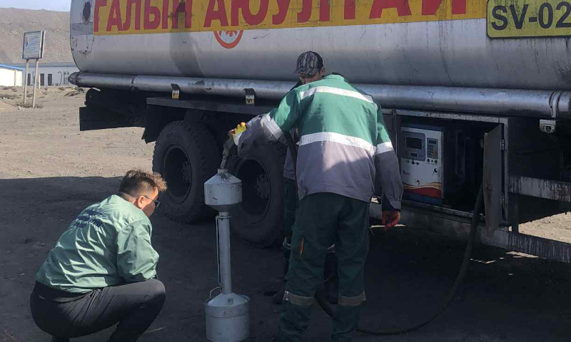 СТАНДАРТАА МӨРДӨЖ ЭРСДЭЛЭЭС ХАМГААЛЪЯ
"ТӨРИЙН АЛБАНЫ ҮЙЛ АЖИЛЛАГААНД ТАВИХ ЕРӨНХИЙ ШААРДЛАГА" MNS 7068:2025
Зорилго: Төрийн албаны тухай хуульд зааснаар төрийн
албыг үр дүнтэй удирдах, төрийн байгууллага,  төрийн албан хаагчийн үйл ажиллагааг оновчтой зохион байгуулахад нэгдмэл арга зүйгээр хангахад оршино.
Хамрах хүрээ: 
2.1.Төрийн байгууллага хууль тогтоомжид заасан чиг үүргээ, төрийн албан хаагч албан тушаалын бүрэн эрхээ хэрэгжүүлэх, төрийн үйлчилгээний үр ашиг, үр нөлөөг дээшлүүлэхэд чиглэсэн менежментийн үйл ажиллагаанд тавих шаардлагыг тогтоон мөрдөхөд энэ стандарт хамаарна.
2.2. Төрийн байгууллага энэ стандартад нийцүүлэн өөрийн байгууллагын онцлогт тохирсон төрийн албаны үйл ажиллагааны стандарт (цаашид “Төрийн байгууллагын стандарт” гэх)-аа боловсруулан мөрдөж болно.
2.3. Төрийн байгууллагын зорилт, чиг үүрэг, үйл ажиллагаа, бүтэц зохион байгуулалтаас хамааран энэ стандартаар тогтоосон шаардлагаас бусад хуулиар тогтоосон нэмэлт шаардлагыг өөрийн байгууллагын стандартад тогтоож болно.

