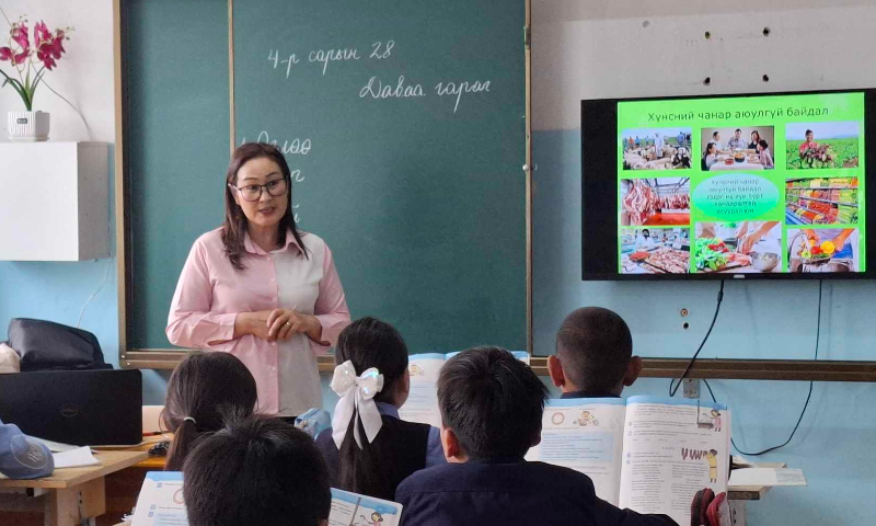 "ЭРҮҮЛ АЮУЛГҮЙ ХҮНСНИЙ БҮТЭЭГДЭХҮҮН СОНГОХ АРГА" сургалт зохион байгууллаа
Ховд аймгийн Ерөнхий боловсролын III сургуулийн 100, Прогресс сургуулийн 250, Цаст-Алтай цогцолбор сургуулийн 150 сурагчид "Эрүүл, аюулгүй хүнсний бүтээгдэхүүн сонгох нь" сэдэвт сургалт, зөвлөгөөг амжилттай зохион байгууллаа.
Мөн сурагчдаас ирүүлсэн асуултад хариулт өгч, хүнсний бүтээгдэхүүн сонгох үед анхаарах зүйлсийн талаар өдөр тутмын амьдралдаа хэрэгжүүлж болох зөвлөмжийг өгч ажиллалаа. 
Тус арга хэмжээ нь хүүхдүүдийн хүнсний боловсролыг дээшлүүлж, эрүүл мэндээ хамгаалахад чиглэсэн чухал алхам болсон төдийгүй хоол, шим тэжээлийн зөв ойлголт, мэдлэг нь гэр бүлийн түвшинд дам нөлөө үзүүлэх боломж бүрдэх юм